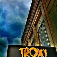 Foto tirada no(a) Troxy por Cat T. em 7/4/2012