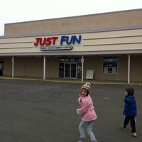 Foto tirada no(a) Just Fun Family Entertainment Center por Johnny H. em 4/3/2011