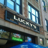 รูปภาพถ่ายที่ Lucky&amp;#39;s Sandwich Company โดย Brian S. เมื่อ 8/20/2011