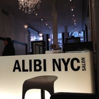 Das Foto wurde bei Alibi NYC Salon von Roberto E. am 3/16/2012 aufgenommen