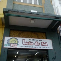 Photo taken at Leão do Sul - Pastelaria Centro by Wanderson Kedley S. on 1/17/2012