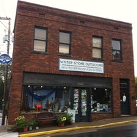 Foto tomada en Water Stone Outdoors  por Visit Southern West Virginia el 9/21/2011