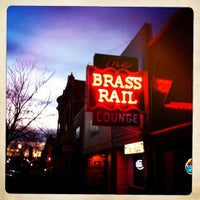 รูปภาพถ่ายที่ Brass Rail Lounge โดย Harg S. เมื่อ 5/6/2011
