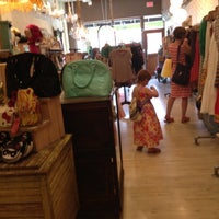 Foto tomada en Girly Chic Boutique  por Sarah P. el 7/8/2012