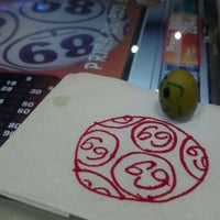รูปภาพถ่ายที่ Bingo enracha Universal โดย chema เมื่อ 12/18/2011
