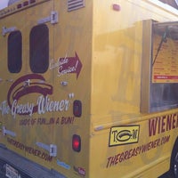 Foto scattata a The Greasy Wiener Truck da Sean R. il 2/1/2011