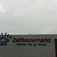 Foto scattata a Zelfbouwmarkt da Elise D. il 12/27/2011