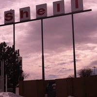 Das Foto wurde bei Shell von fae f. am 2/12/2011 aufgenommen