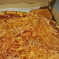 10/1/2011 tarihinde Adrienne W.ziyaretçi tarafından Krispy Pizza'de çekilen fotoğraf