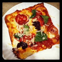 Das Foto wurde bei Nonna&amp;#39;s L.E.S. Pizzeria von Nicky D. am 8/7/2012 aufgenommen