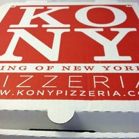 Foto tomada en King of New York Pizzeria  por Christina J. el 8/31/2011