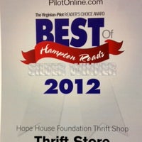 รูปภาพถ่ายที่ Hope House Thrift Shop โดย Marina O. เมื่อ 7/8/2012
