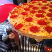 2/13/2012 tarihinde Chava R.ziyaretçi tarafından Pizza Mecha'de çekilen fotoğraf