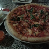 Foto diambil di Lleones Pizza &amp;amp; Such oleh Pauline C. pada 7/20/2012