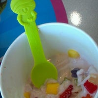 รูปภาพถ่ายที่ Menchie&amp;#39;s Frozen Yogurt โดย Savannah H. เมื่อ 5/14/2012