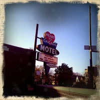 Photo taken at Heart Of Chicago Motel by McKenna on 10/15/2011