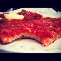 Das Foto wurde bei Valducci&#39;s Pizza and Catering von FoodtoEat am 8/31/2012 aufgenommen