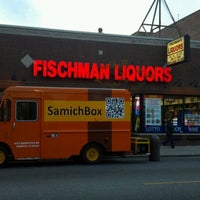 รูปภาพถ่ายที่ Fischman Liquors &amp;amp; Tavern โดย Gary G. เมื่อ 4/22/2012