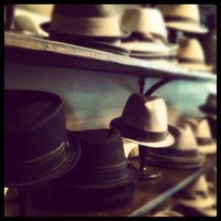 5/16/2012 tarihinde Jenn N.ziyaretçi tarafından Goorin Bros. Hat Shop'de çekilen fotoğraf