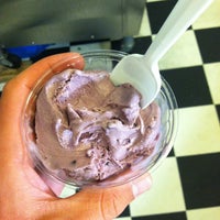 Das Foto wurde bei Banana&amp;#39;s Ice Cream Cafe von Francis R. am 8/27/2012 aufgenommen