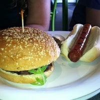 6/9/2012에 Ari D.님이 CG Burgers-Merrick에서 찍은 사진
