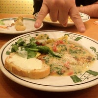 Photo taken at Olive Garden by Cheearra E. on 6/8/2012