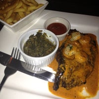 Foto diambil di Blue Orleans Seafood Restaurant oleh Robert S. pada 9/2/2012