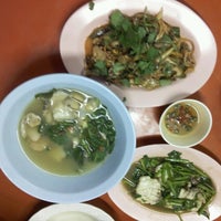 Photo taken at ลุงแก่ข้าวต้มปลา by Louis S. on 8/18/2012