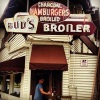 Foto tomada en Bud&amp;#39;s Broiler  por Glenn M. el 6/15/2012