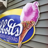 Foto diambil di Abbotts Frozen Custard oleh Kathleen Y. pada 6/24/2012