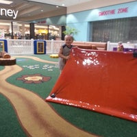 9/6/2012 tarihinde D.d. C.ziyaretçi tarafından Foothills Mall'de çekilen fotoğraf