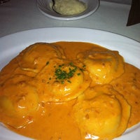 Foto tomada en Ghiottone Restaurant  por Jen T. el 6/18/2012