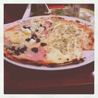 Photo taken at Pizzaria Zona Sul by Líbene F. on 4/13/2012