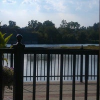 8/25/2012 tarihinde Carrie B.ziyaretçi tarafından Flat River Grill'de çekilen fotoğraf