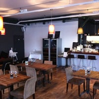 Foto scattata a K3 Cafe &amp;amp; Wine Bar da Eerik H. il 11/23/2011