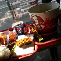 รูปภาพถ่ายที่ KFC โดย dikkone เมื่อ 1/21/2012
