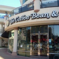 Foto tirada no(a) The Coffee Bean &amp;amp; Tea Leaf por Andrea B. em 10/17/2011