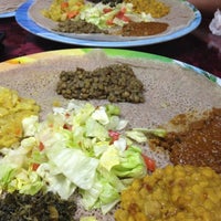 3/16/2012 tarihinde Lloryn H.ziyaretçi tarafından Zobel Ethiopian Restaurant'de çekilen fotoğraf