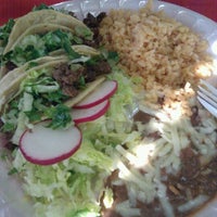 Das Foto wurde bei Tacos El Grullo von sara am 1/8/2012 aufgenommen