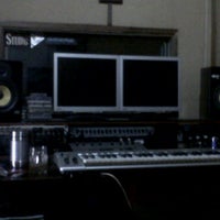 Foto diambil di D.A.W Studio oleh Revis A. pada 3/29/2011