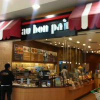 Photo taken at Au Bon Pain by Pan T. on 9/30/2011