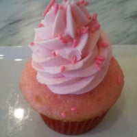 รูปภาพถ่ายที่ Tipsy Cupcake โดย Zach N. เมื่อ 1/22/2012