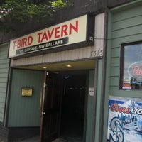 รูปภาพถ่ายที่ Thunderbird Tavern โดย Robby D. เมื่อ 7/9/2012