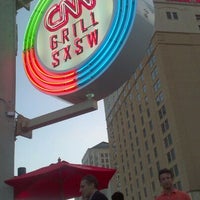 Foto tomada en CNN Grill @ SXSW (Max&amp;#39;s Wine Dive)  por Jamal Y. el 3/13/2012