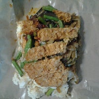 Photo taken at Fo Shou Vegetarian Food 佛手素食園 by Ryan L. on 8/29/2012