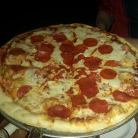 รูปภาพถ่ายที่ Mama Gina&#39;s Pizzeria โดย Ivan G. เมื่อ 1/22/2012