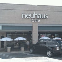 Foto tomada en Neuhaus Cafe  por Doug C. el 7/20/2011