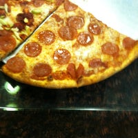 รูปภาพถ่ายที่ Liberatos Pizza โดย Pavan R. เมื่อ 8/26/2011