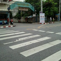 Photo taken at BMTA Bus Stop อิสรภาพ 33 (Itsaraphap 33) by Jame B. on 7/29/2012