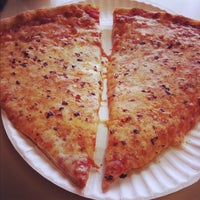 Das Foto wurde bei John&amp;#39;s Pizza von Dani am 3/2/2012 aufgenommen